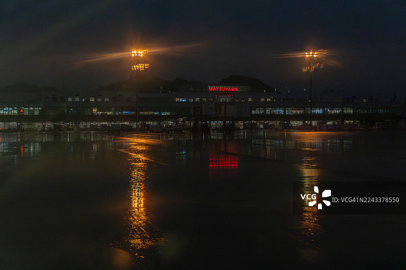 日本爱媛县松山机场的雨天图片素材