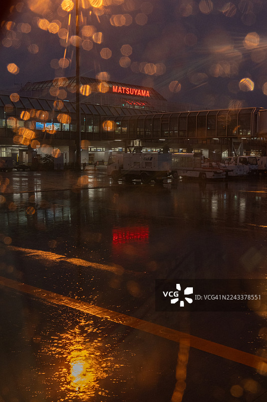 日本爱媛县松山机场的雨天图片素材