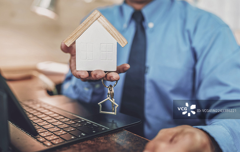 家庭概念，家庭储蓄，房屋销售，金钱与房屋，商业与金融概念图片素材
