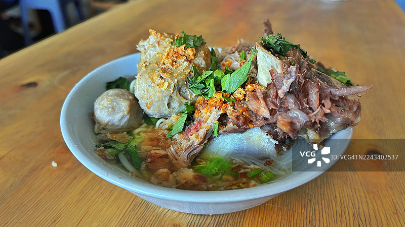 一碗正宗的印尼巴索街头小吃图片素材