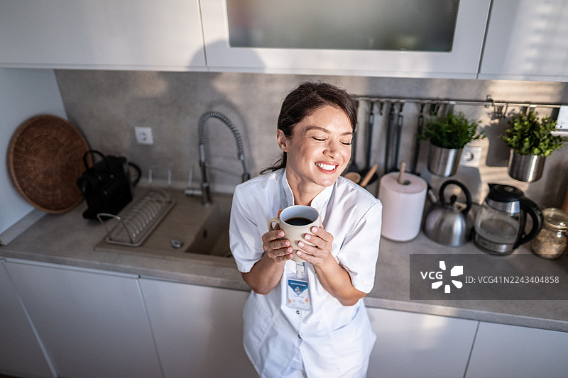 医护人员在厨房享受咖啡休息时间图片素材