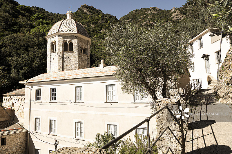 从步行道上远眺古老的圣弗鲁图索修道院图片素材