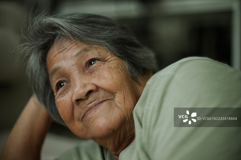 一位年长的长者在家中安详地放松。图片素材