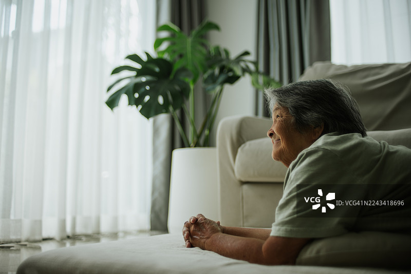 年迈的老人在家中安详地休息。图片素材