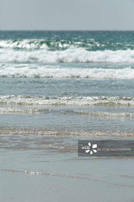 波浪抵达波尔泽思海滩的岸边图片素材