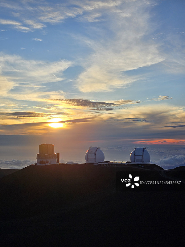 夏威夷莫纳克亚的凯克天文台和昴星团望远镜图片素材