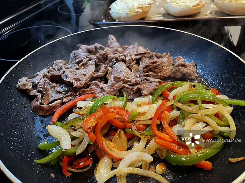 用青椒、红椒和洋葱制作牛排奶酪三明治图片素材