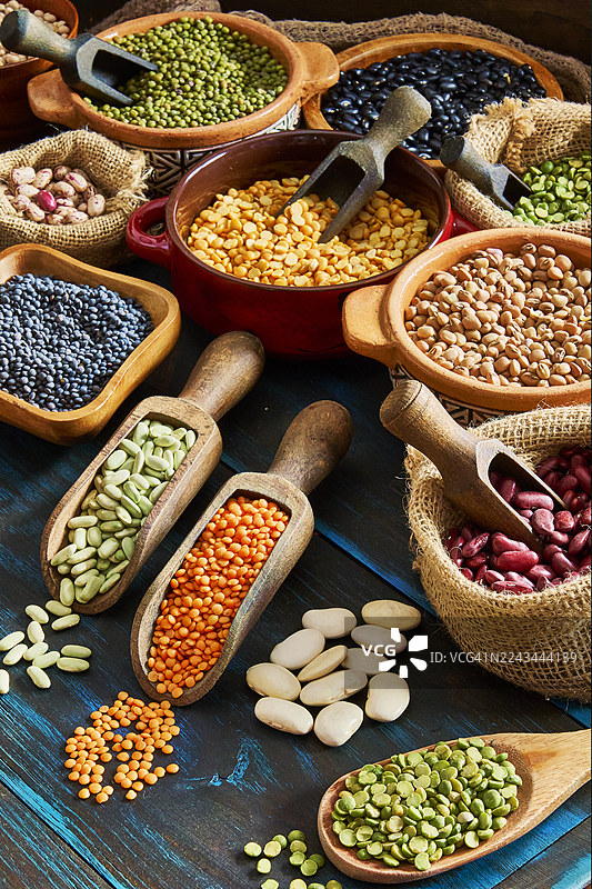 质朴木桌上的豆类种子俯视图图片素材