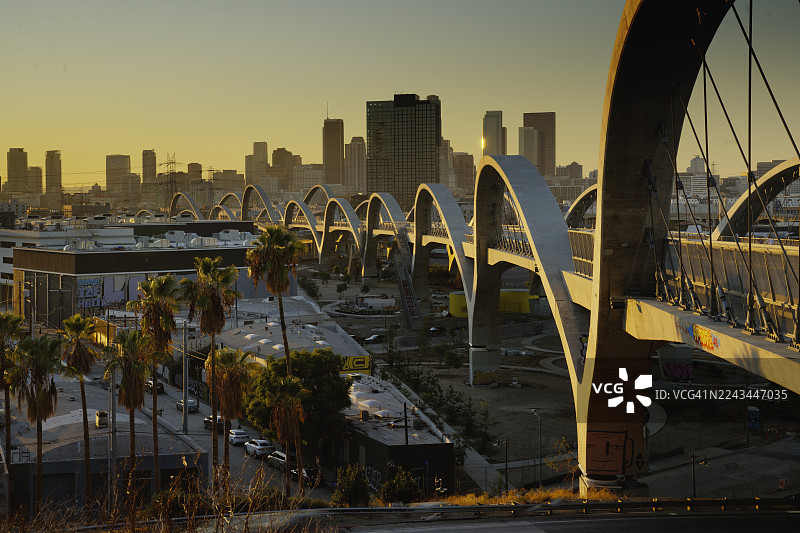 洛杉矶第六街高架桥的日落景观图片素材
