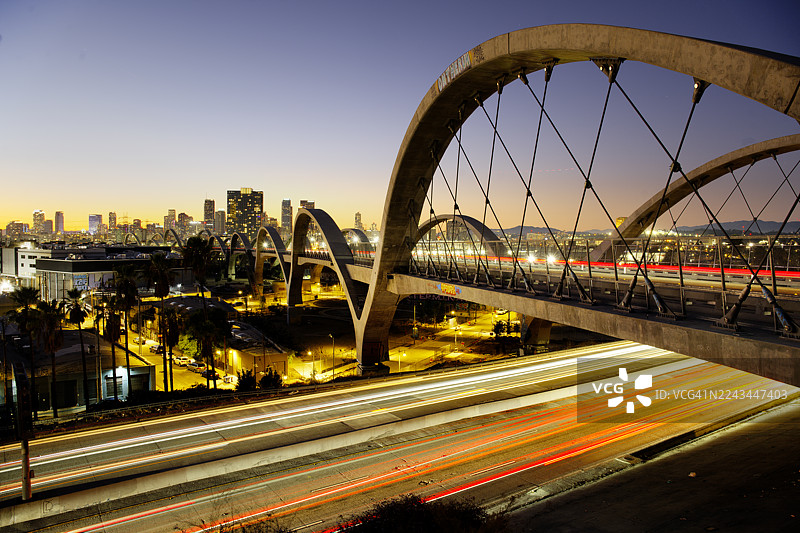 洛杉矶第六街高架桥的夜景与车流轨迹图片素材