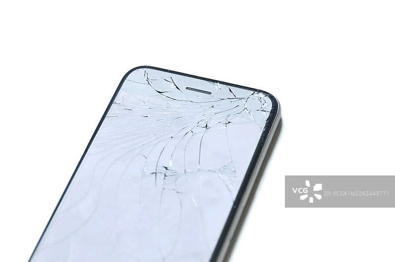 带有裂屏的智能手机在白色背景上图片素材