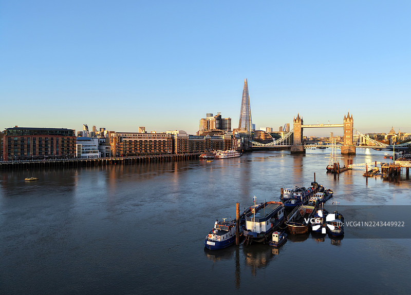 巴特勒码头和伦敦塔桥图片素材