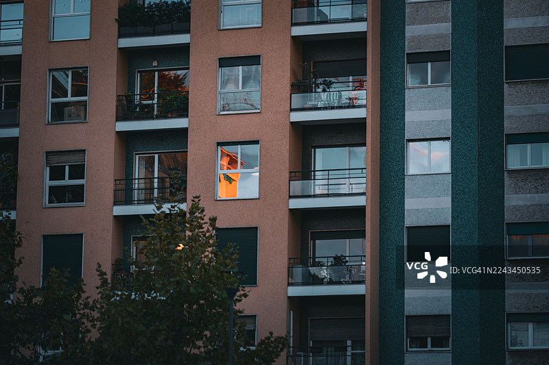 日落时分城市住宅宫殿的立面，现代建筑城市图片素材