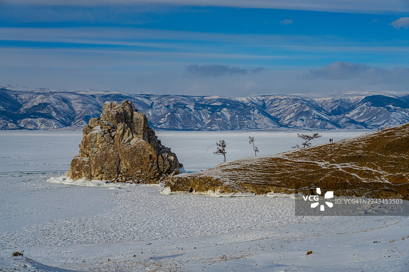 萨满石（沙曼卡岩）位于贝加尔湖奥尔洪岛，西伯利亚冬季景观图片素材