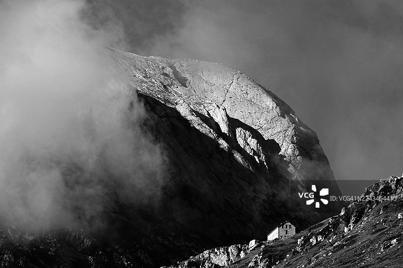 从“拉盖托山口”看到的“意大利格兰萨索山”图片素材