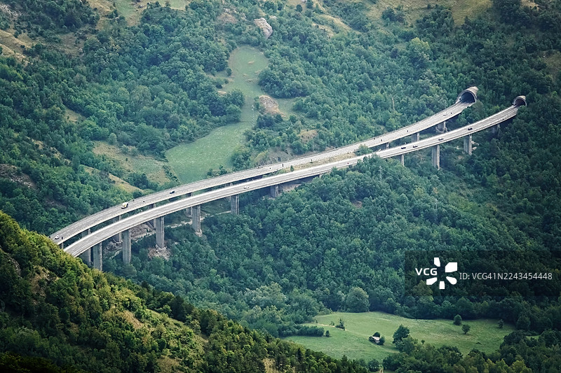 从“科尔诺皮科洛”山脊看到的“A24”高速公路图片素材