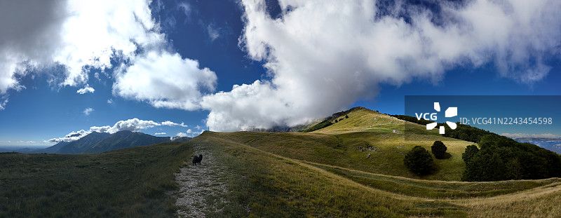 从“拉盖托山口”看到的“意大利格兰萨索山”图片素材