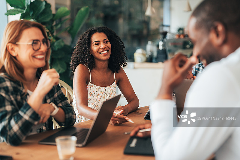 团队在咖啡馆举行非正式会议图片素材