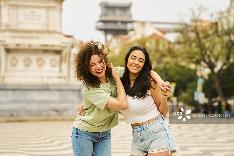 两位年轻女性朋友在里斯本享受城市旅行图片素材