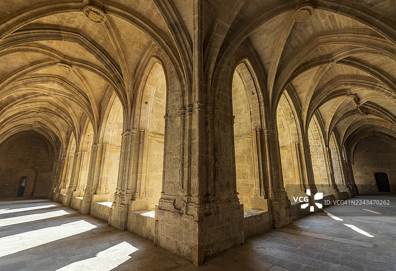 纳博讷圣茹斯特圣帕斯德尔大教堂——这座13世纪哥特式杰作的外部和回廊景观图片素材