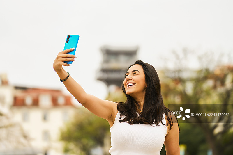 年轻女子在里斯本自拍图片素材