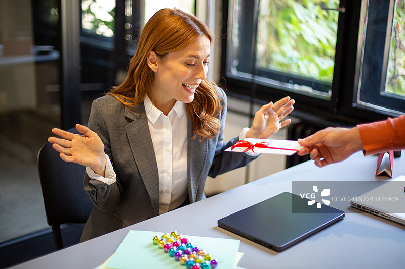 女商人在办公室收到奖金礼品信封图片素材