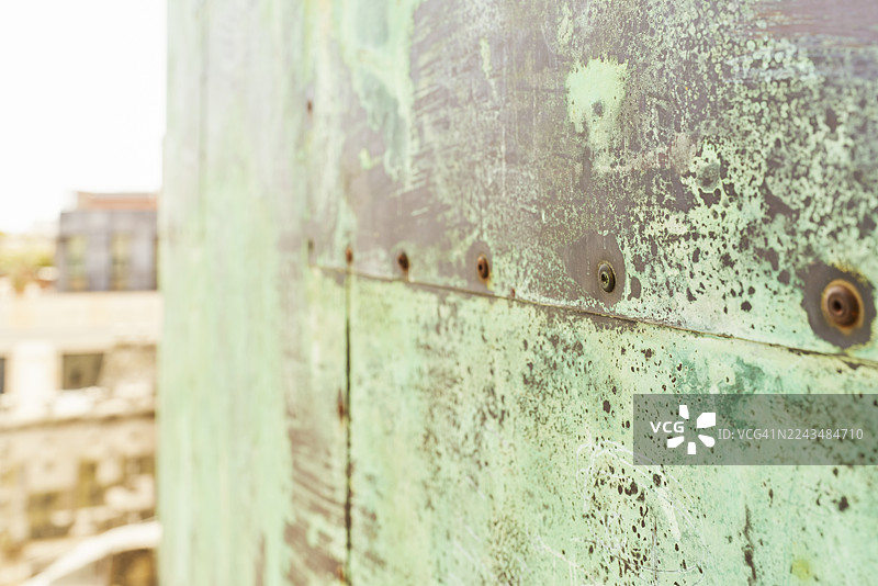 风化腐蚀的绿色铜金属表面纹理图片素材