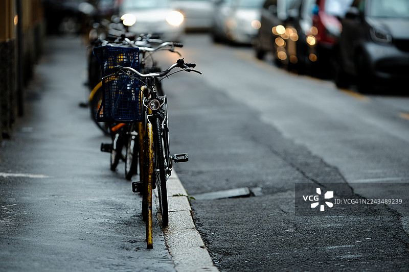 城市道路上的自行车停放，雨天，城市出行图片素材