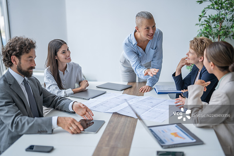商业团队在会议室讨论计划图片素材