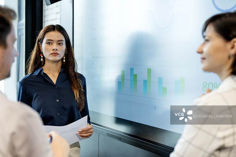 通过与团队进行头脑风暴会议，可以有效地激发创新并推动业务增长，这是构思新想法的一种好方法。图片素材