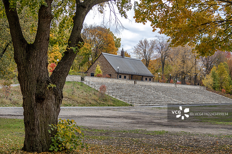 让·德拉波公园的游乐场和木屋，蒙特利尔，加拿大图片素材