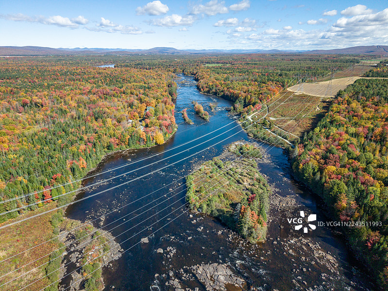 加拿大魁北克省雅克·卡地亚河及电线的鸟瞰图图片素材