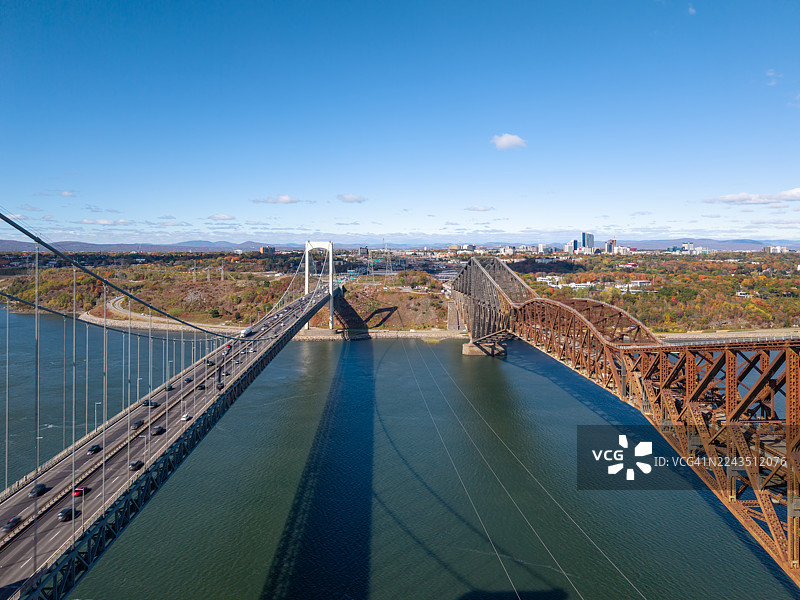 秋季，加拿大魁北克省，圣劳伦斯河上方的皮埃尔·拉波特桥和魁北克市桥的鸟瞰图。图片素材