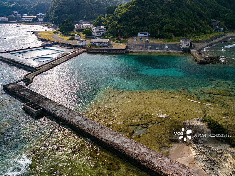 无人机航拍,已获许可。下方是白滨坂户海岸,远处海面上漂浮着小龙宫岛。龙宫岛上的白岛神社的红色鸟居清晰可见。图片素材