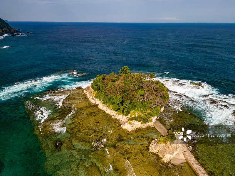 无人机航拍,已获许可。下方是白滨坂户海岸,海上漂浮着龙宫岛。龙宫岛上的白岛神社的红色鸟居清晰可见。图片素材