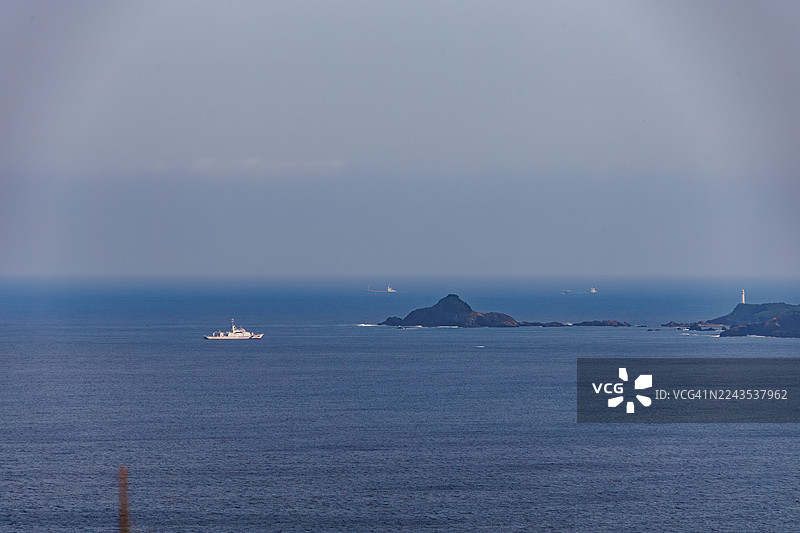 从小笠原翼看到的下田海景，包括了因锤头鲨群出现而闻名的小仓本岛及其灯塔，以及远处可见的新岛、神津岛等伊豆群岛。图片素材