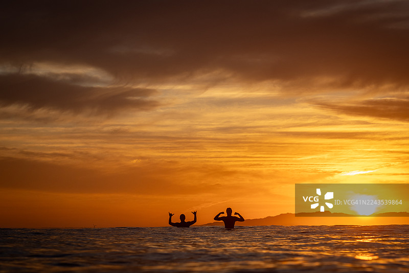 在第13海滩锻炼肌肉图片素材