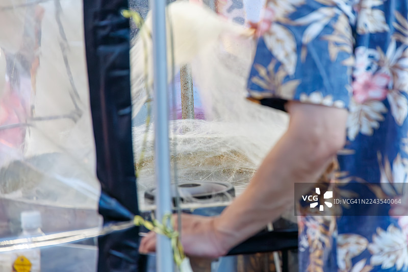 传统棉花糖摊主。夏日祭典，在一个小海港小镇。图片素材