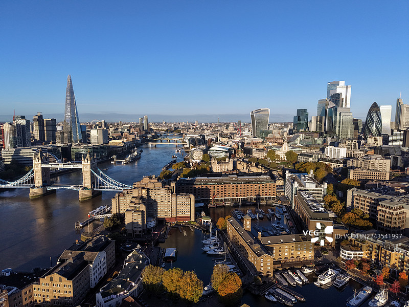 圣凯瑟琳码头和伦敦塔桥图片素材