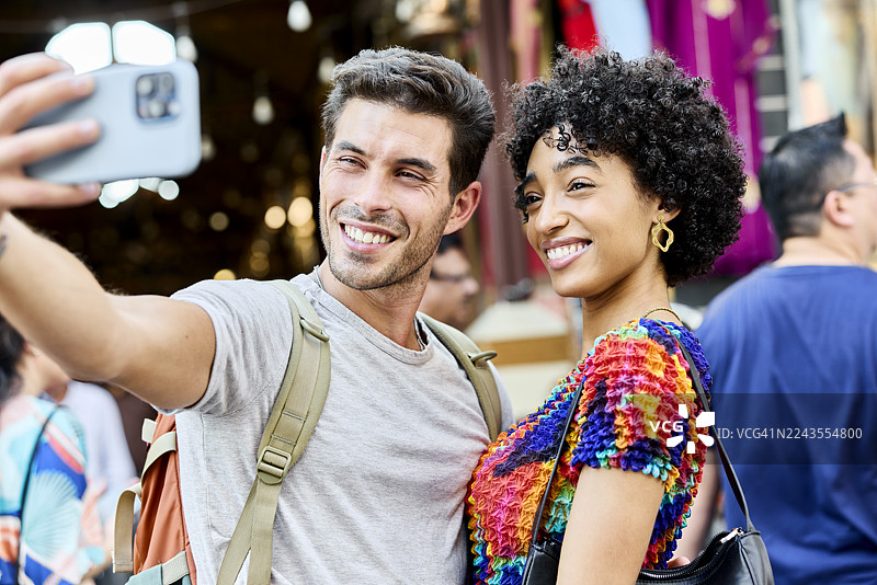 一对快乐的情侣在互相自拍图片素材