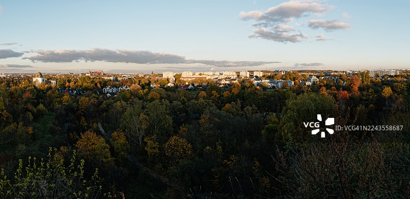 从扎克尔祖维克（Zakrzowek）公园山丘上看到的克拉科夫全景图片素材