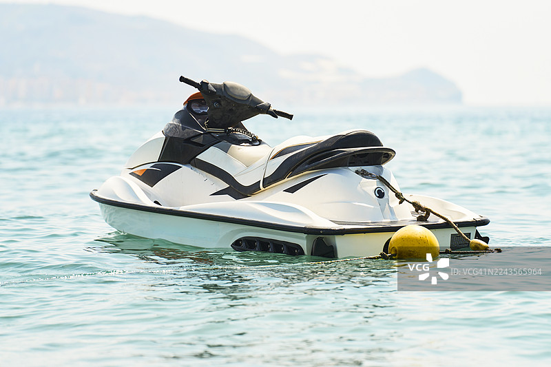 一辆摩托艇停泊在宁静的蓝色海水里图片素材