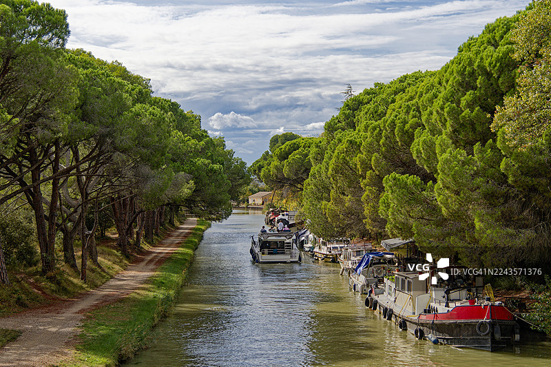 Cesse河上的渡槽前的南运河图片素材