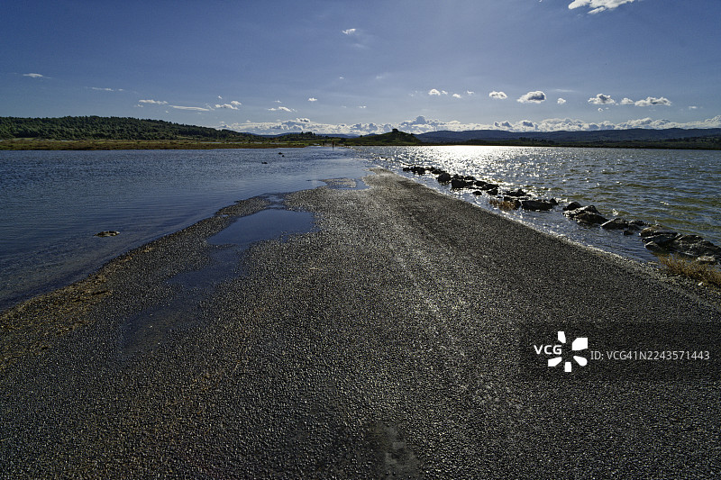 池塘泛滥，道路被淹图片素材