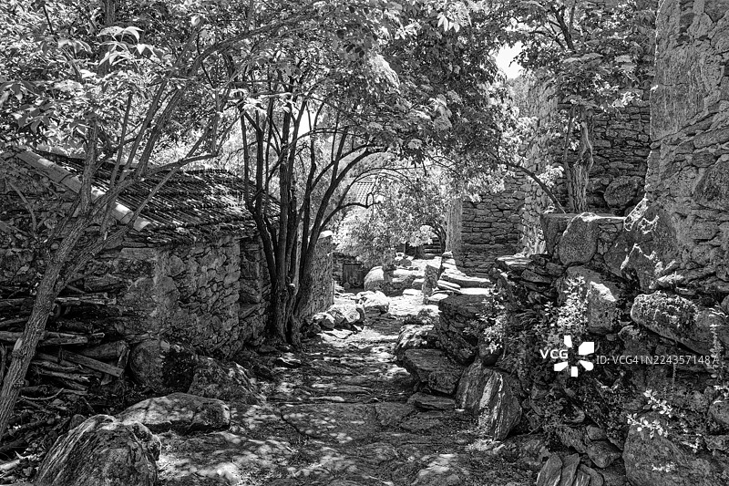 石墙之间的倾斜小巷图片素材