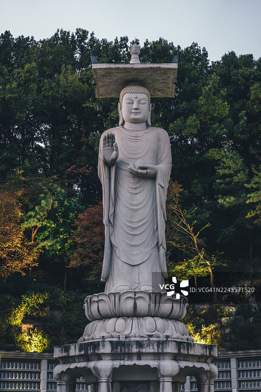 韩国首尔奉恩寺的宏伟石佛像图片素材