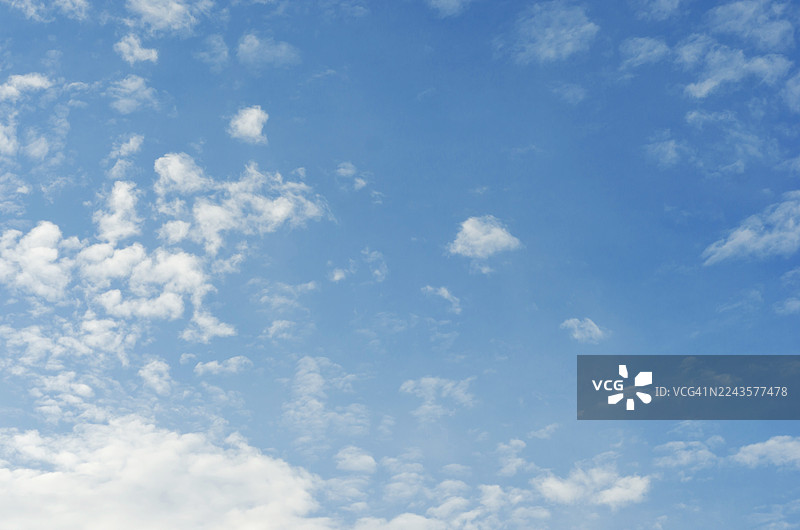 蓝天背景下的高积云层图片素材