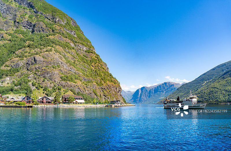 挪威弗洛姆附近的奥兰峡湾上的客运渡轮图片素材