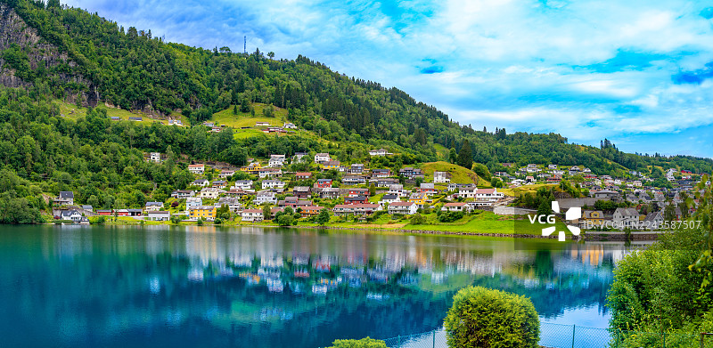 挪威西部诺尔海姆松德海滨天际线，夏日，哈当厄尔峡湾图片素材