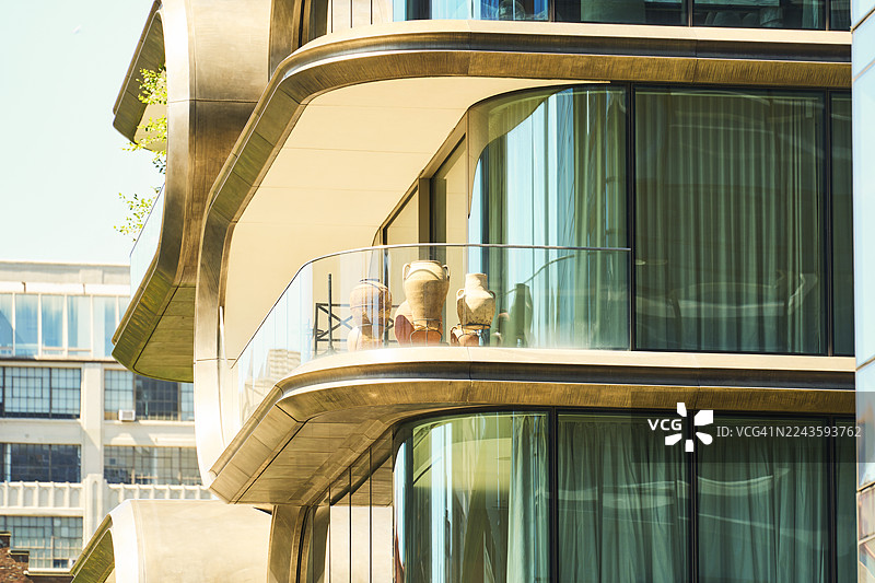扎哈·哈迪德设计的带有弧形阳台的建筑图片素材